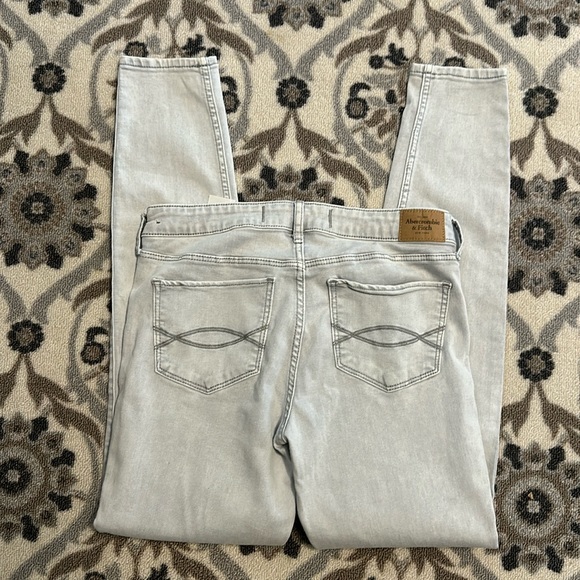 Abercrombie & Fitch Skinny Stretch Jeans Ultra Light Wash Size 6 28 EUC Women’s - Picture 3 of 5
